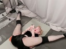 60-летняя Мадонна показала шпагат в чулках-«сеточках»
