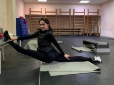 Алина Загитова показала, как тренируется дома во время карантина