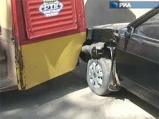 Трамвай сошел с рельсов и смял шесть машин