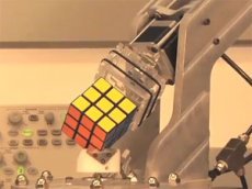 Робот собрал кубик Рубика за 15 секунд