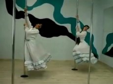 Девушки из Уфы станцевали башкирский танец на пилоне