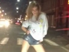 Девушка устроила горячие танцы на светофоре