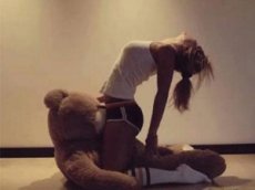 Колумбийская фотомодель изнасиловала футбольный талисман