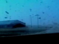 В Техасе торнадо расшвырял машины по автотрассе