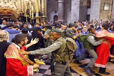 Православные не поделили Животворящий Крест: очередная драка верующих в церкви Гроба Господня