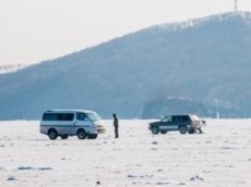 Десятки припаркованных на тонком льду авто ушли под воду в Приморье