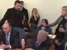 Украинский депутат в прямом эфире пнул чиновника СБУ