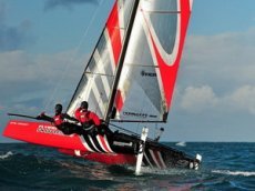 Катамаран Flying Phantom парит над водой