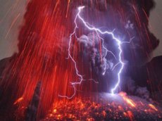 Уникальные кадры вулканических молний