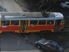 Легковушка попала под трамвай в Барнауле