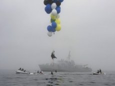 Мужчина пролетел 7 километров над морем на воздушных шариках