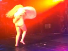 Lady Gaga полностью обнажилась на сцене