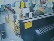 Девушка со стулом победила двоих бандитов в масках