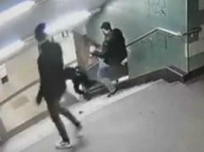 Интернет-пользователей шокировало видео с мигрантом, столкнувшим немку с лестницы