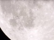 Астроном обнародовал видео с 38 парящими возле Луны НЛО