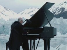 Kомпозитор сыграл на рояле на дрейфующей льдине