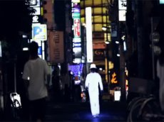 Сияющий человек прогулялся по Токио