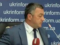 Советника украинского президента закидали тортами на пресс-конференции