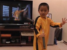 4-летний мальчик повторил боевые трюки Брюса Ли