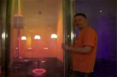 В нью-йоркском баре установили туалетные кабинки с прозрачными дверями