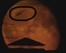 Полет НЛО на фоне Луны