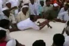 Бэби-бейс-джампинг по-индийски: детей сбрасывают с башни