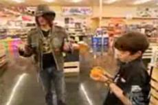 Фокусник в супермаркете творил чудеса