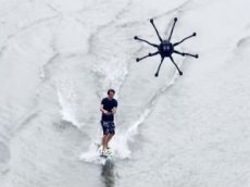 Сёрфер прокатился по волнам при помощи летающего дрона