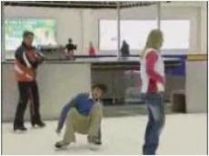 Репортер растянулсяя на льду, пытаясь разговорить Анну Семенович