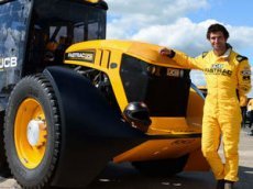 Гонщик из Британии установил новый рекорд скорости на тракторе