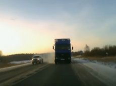 Водитель легковушки чудом избежал столкновения с фурой