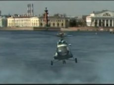 Вертолёт пролетает под Троицким мостом в Петербурге