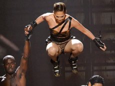 Дженнифер Лопес упала на сцене