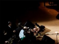 Игги Поп прыгнул в толпу, но его не поймали