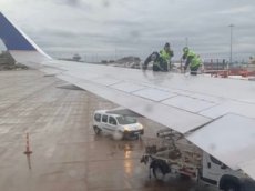 Пассажиры сняли на видео утечку топлива из летящего самолета
