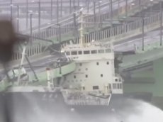 В Японии из-за тайфуна танкер врезался в эстакаду