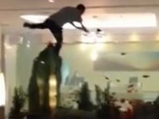 Британец искупался в гигантском аквариуме с рыбами