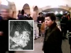 Одна из шахидок случайно попала в кадр любительской съемки в метро?