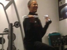 Набирает популярность ролик Барака Обамы, занимающегося в тренажерном зале