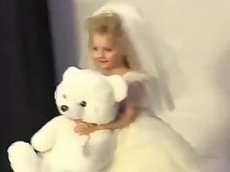 Маленькая дочь Пугачевой вышла на подиум в платье невесты