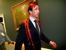 Генсека НАТО «искупали в крови»