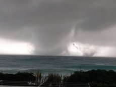 На юге Италии бушует двойное торнадо