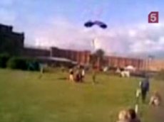 В Петербурге при выполнении показательного прыжка разбился парашютист