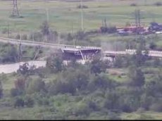 Момент обрушения автомобильного моста в Чите попал на видео