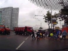 В Москве грузовик влетел в толпу пешеходов