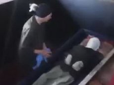 Мать два десятилетия хранит труп сына, чтобы показать его внуку