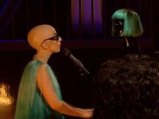 Леди Гага постриглась "под ноль"