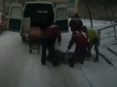 Сотрудники скорой помощи спустили с лестницы пациента