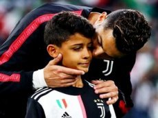 Роналду случайно ударил сына чемпионским кубком