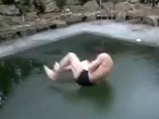 Пловец попытался пробить лед в замерзшем бассейне